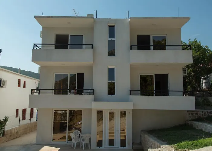 Del Mar Apartments